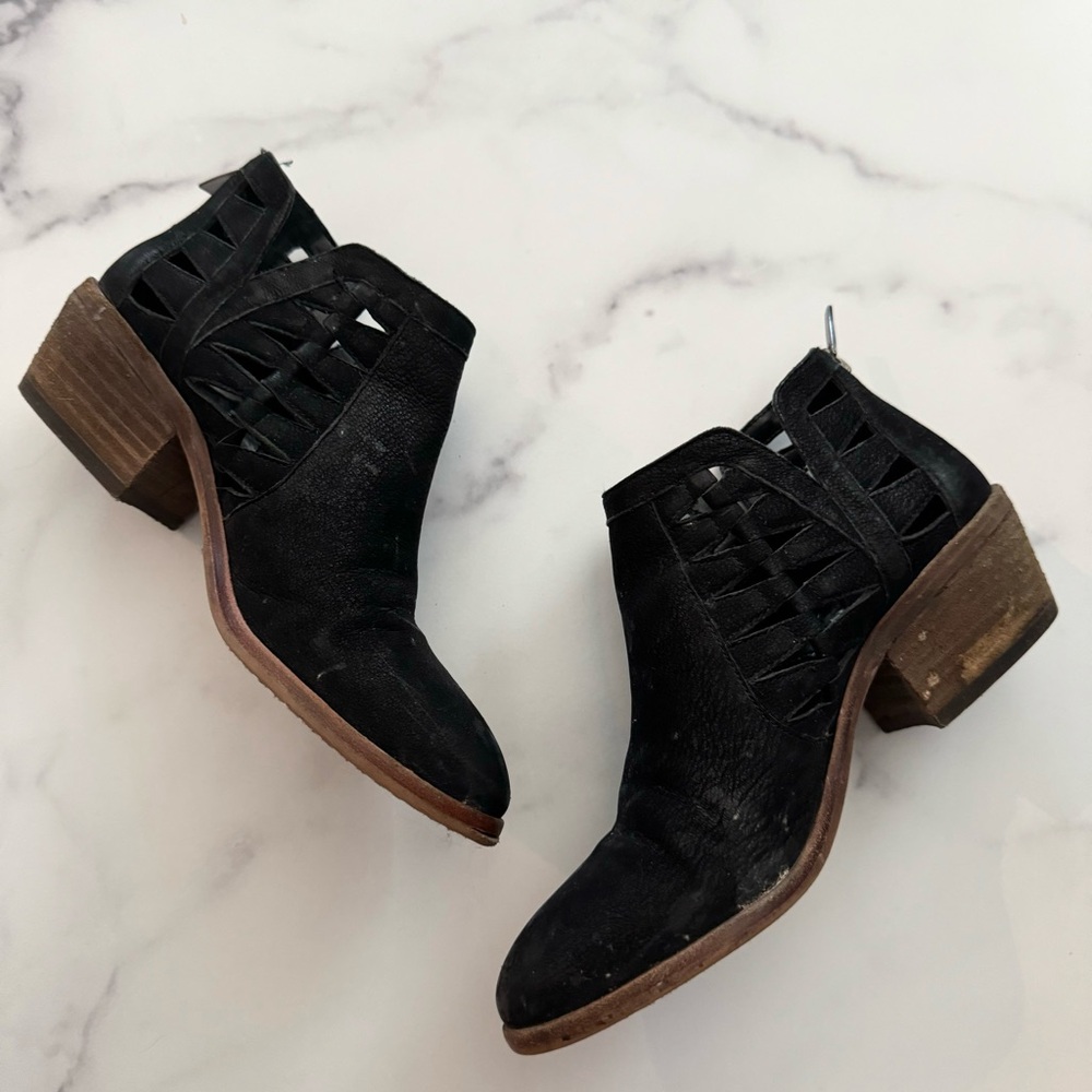 Vince Camuto Black Block Heel Cutout Ankle Booties Size 5
